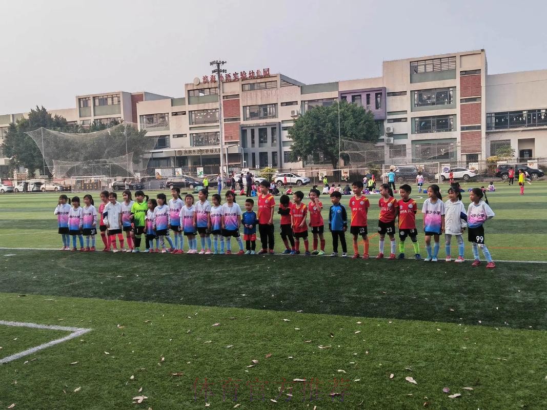 “女足校园行”走进呼家楼中心小学